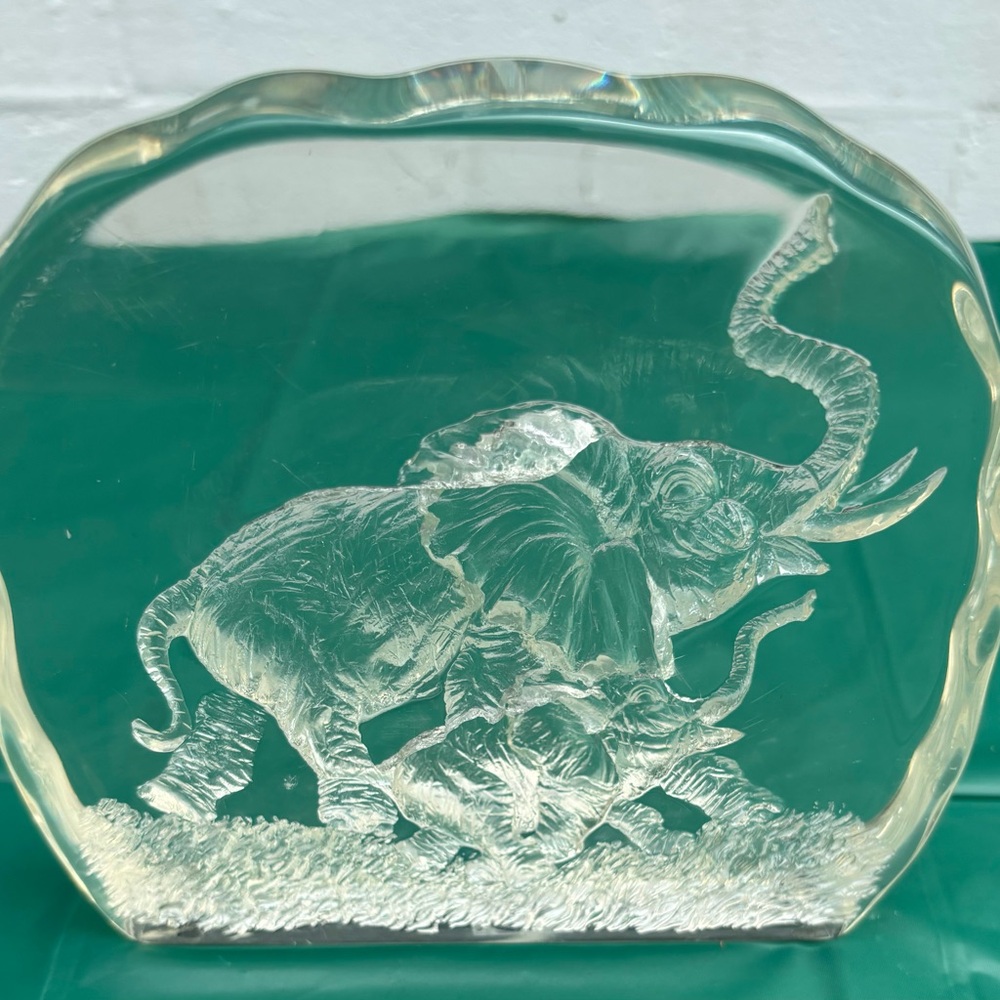 Collection ITALY Elephant and baby sculpture Lucite Art 6”. Vintage